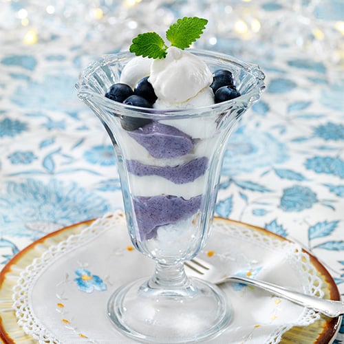 Mustikkariisiherkku rahkavaahdolla